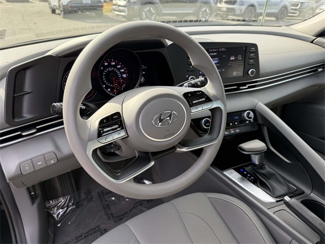 2023 Hyundai Elantra SEL photo 2