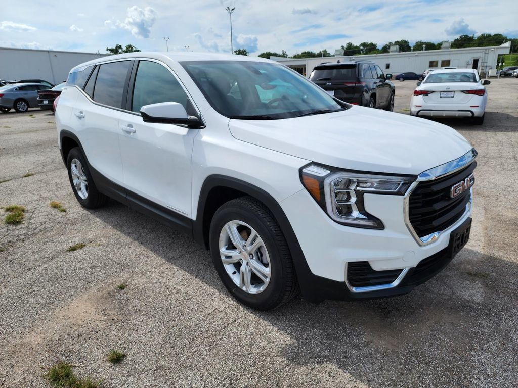 2024 GMC Terrain SLE's photo