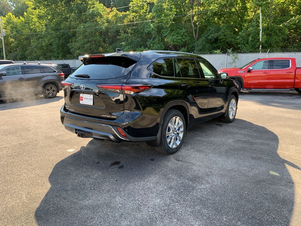 2025 Toyota Highlander Limited photo 3
