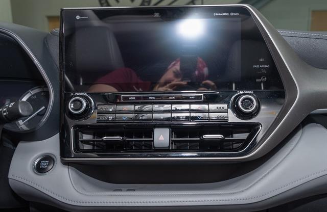 2021 Toyota Highlander Limited photo 10