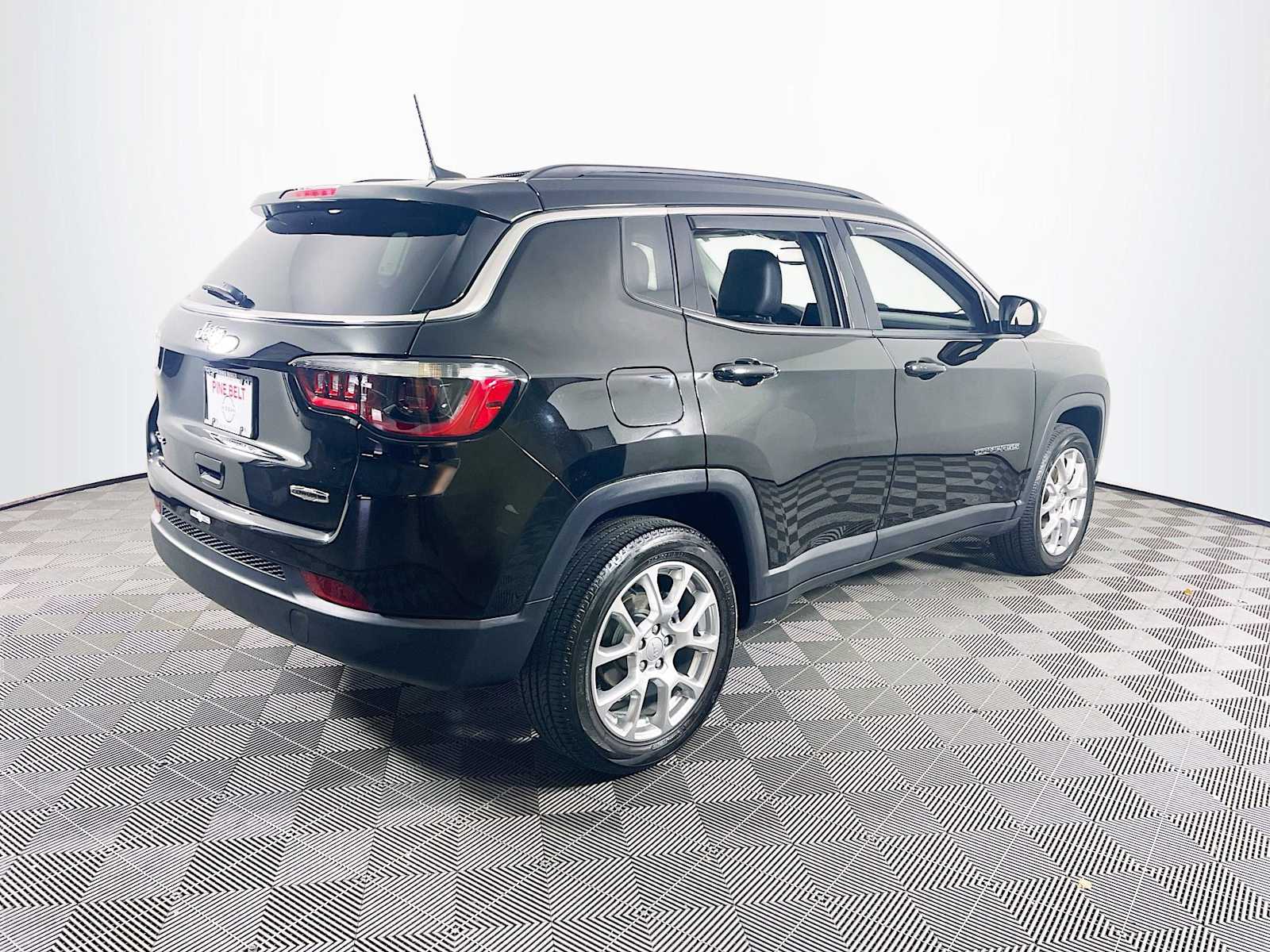 2022 Jeep Compass Latitude Lux photo 4