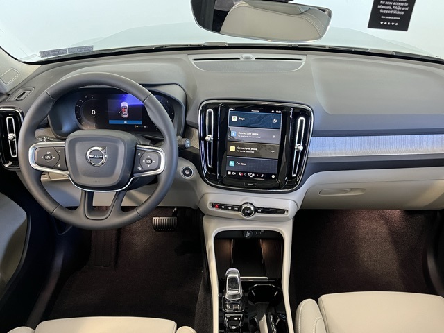 2025 Volvo XC40 Plus photo 16