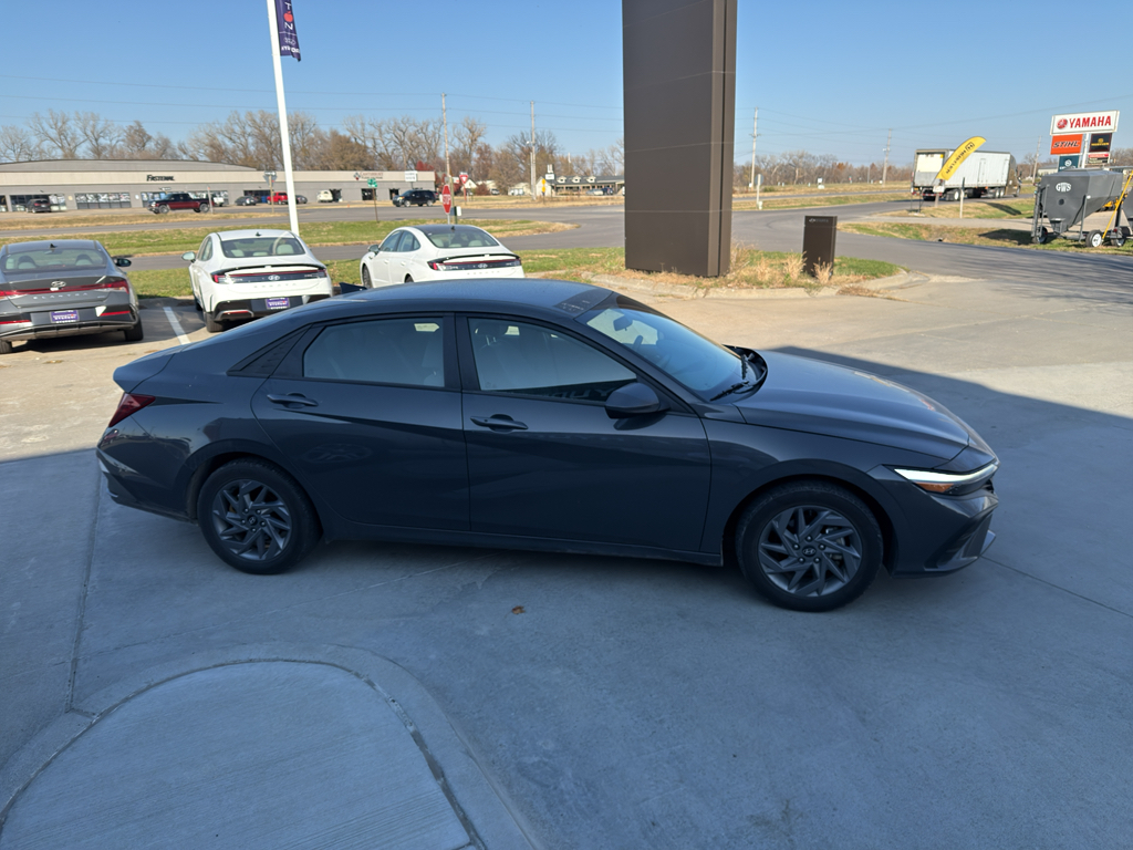 2024 Hyundai Elantra SEL photo 3