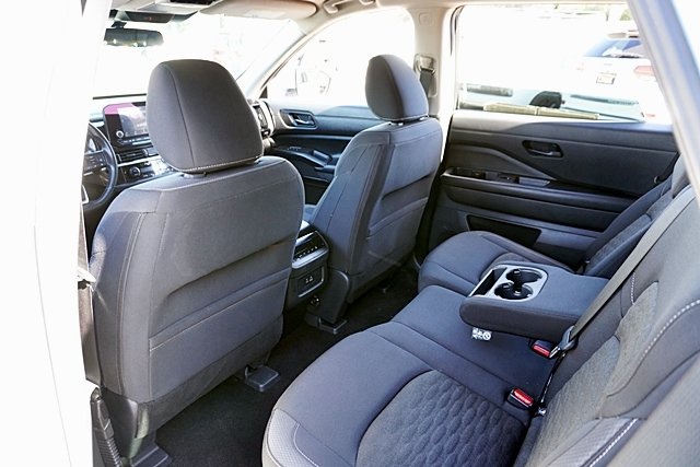 2023 Nissan Pathfinder SV photo 16