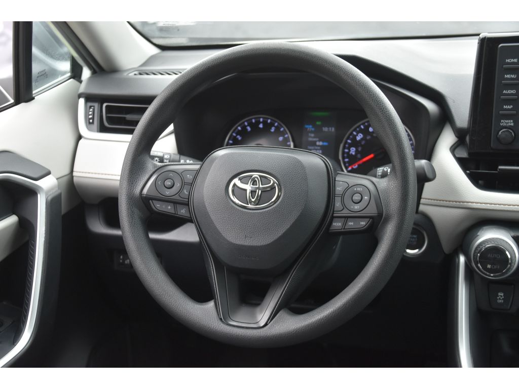 2020 Toyota RAV4 XLE photo 16
