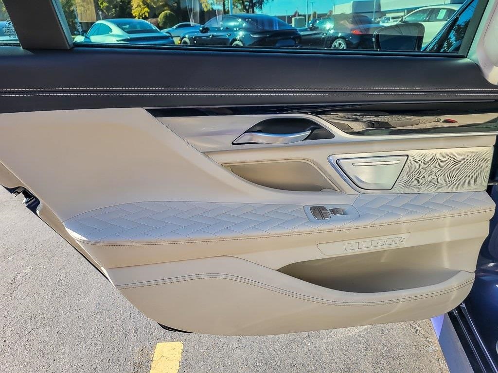 2022 BMW B7 - Image 23