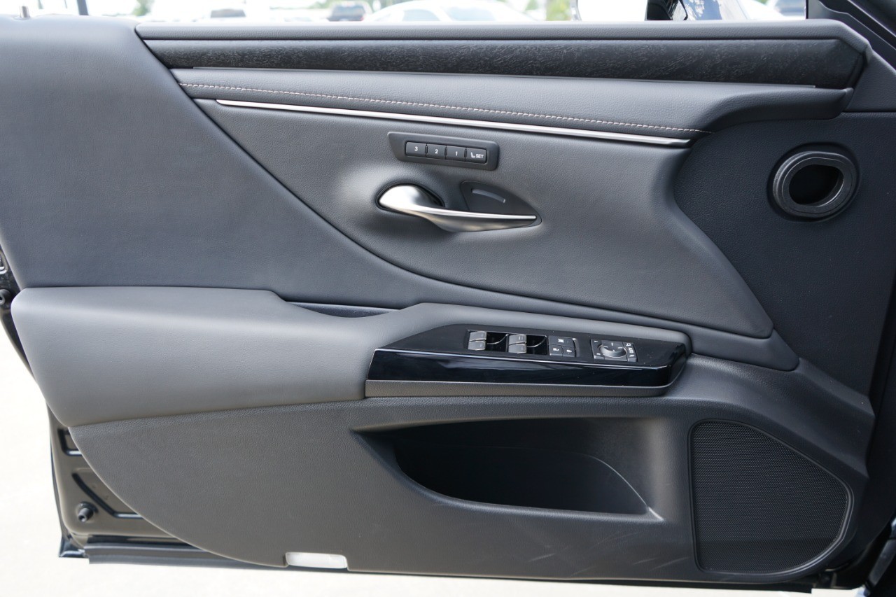 2025 Lexus ES 350 photo 19