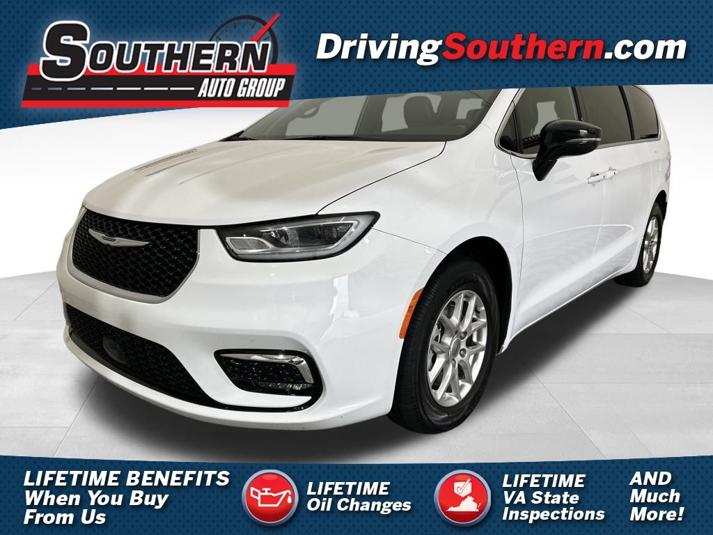 2025 Chrysler Pacifica Select's photo