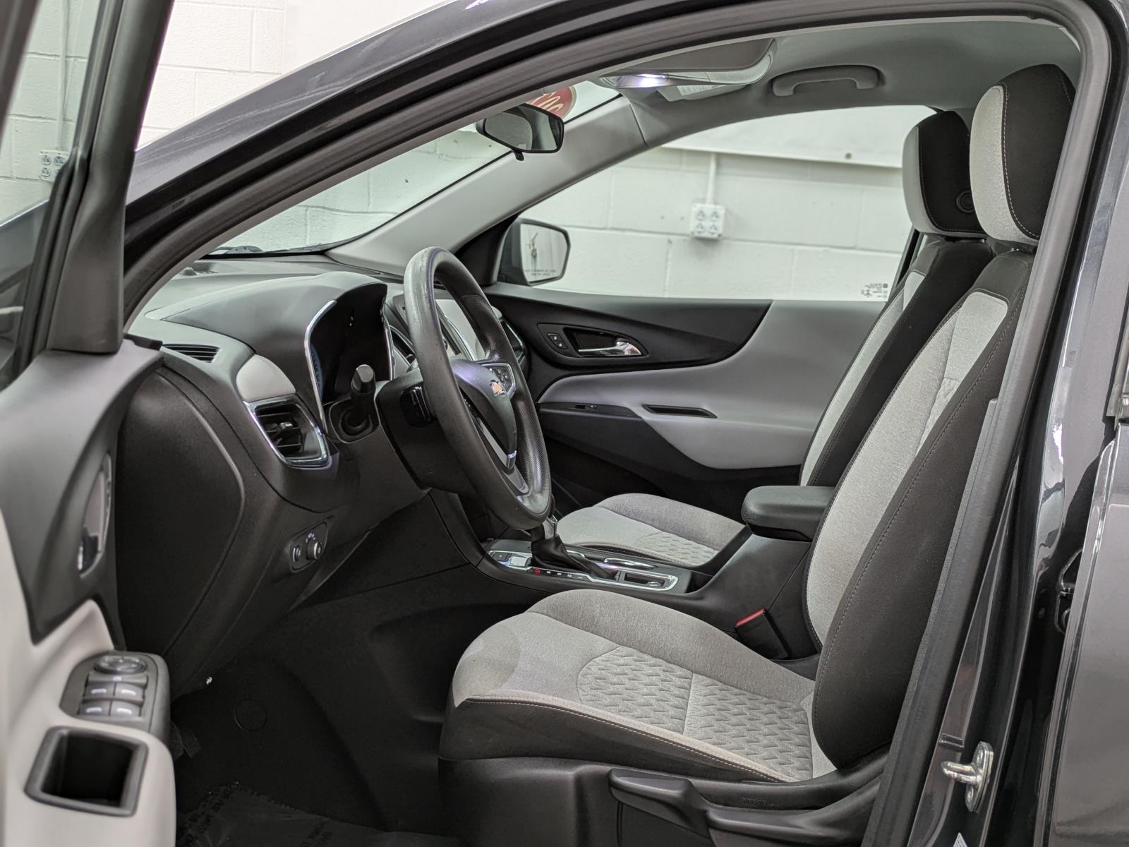 2022 Chevrolet Equinox LS photo 3