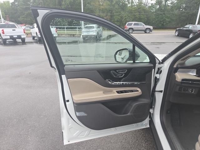 2021 Lincoln Corsair Standard photo 9