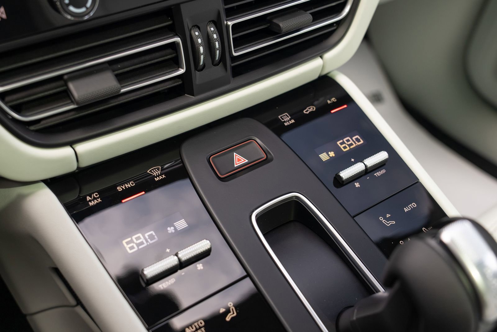 2025 Porsche Macan Base photo 32