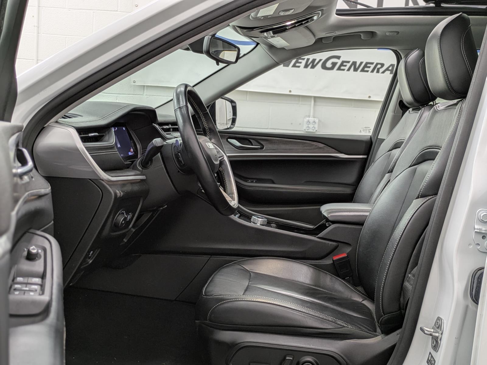 2022 Jeep Grand Cherokee Limited photo 2