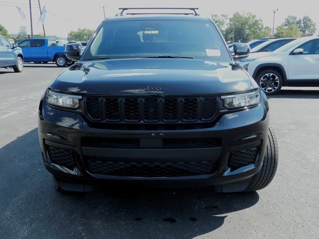 2023 Jeep Grand Cherokee Laredo Altitude photo 3