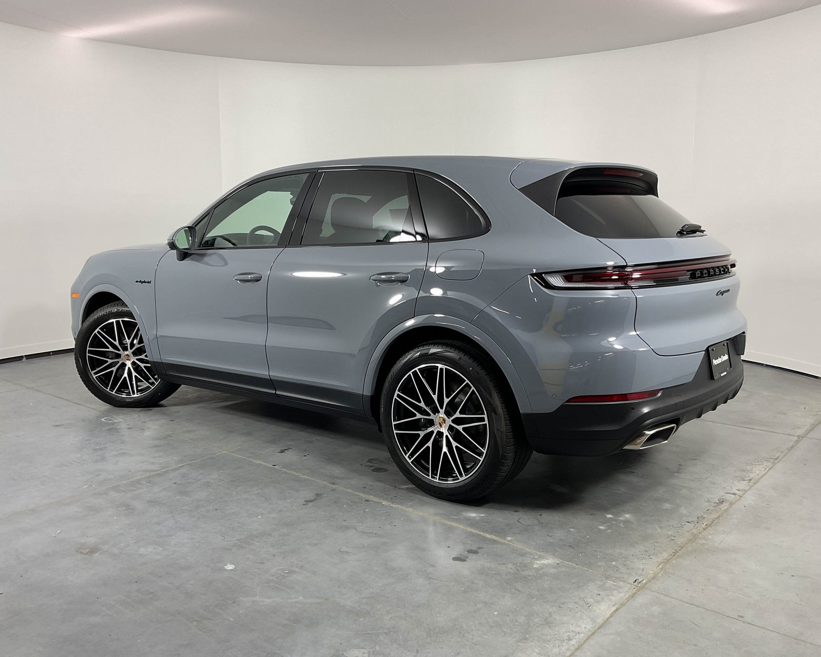 2025 Porsche Cayenne E-Hybrid photo 3