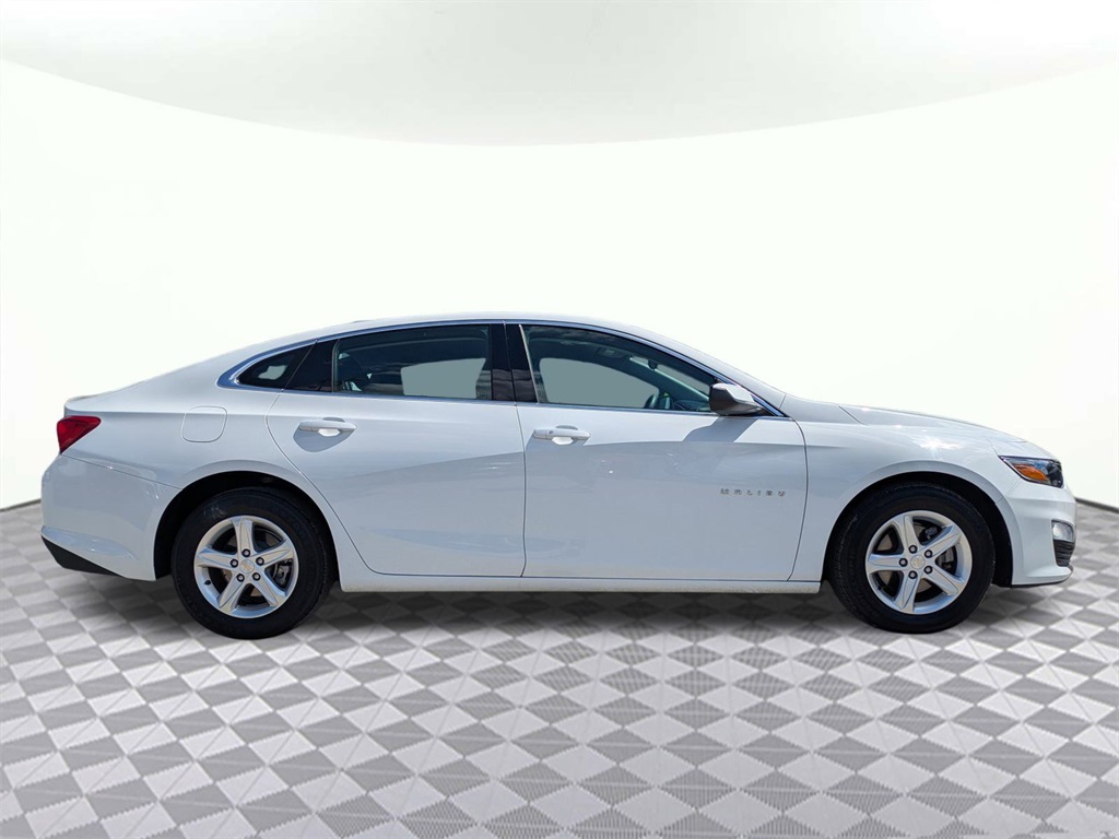 2024 Chevrolet Malibu 1LT photo 2