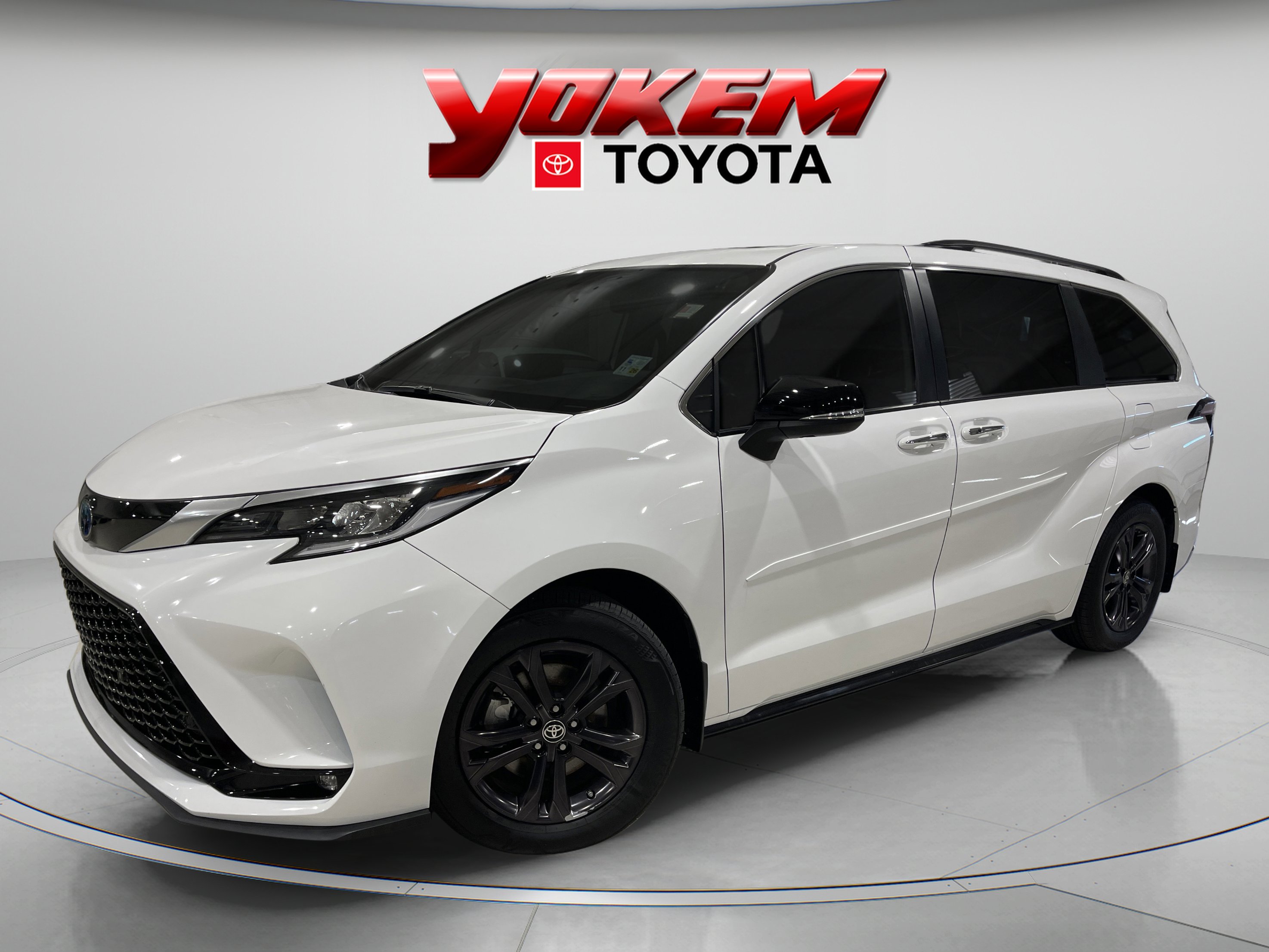 2024 Toyota Sienna XSE's photo