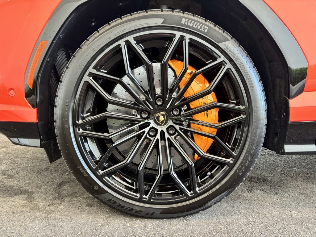 2025 Lamborghini Urus SE photo 10