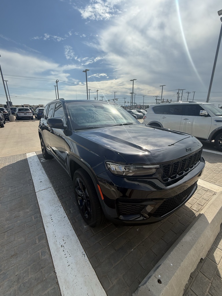 2023 Jeep Grand Cherokee Altitude X photo 2