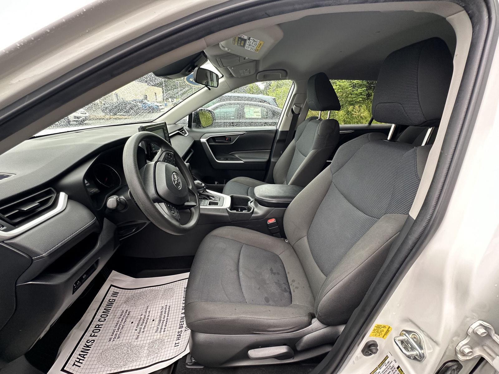 2022 Toyota RAV4 LE photo 9