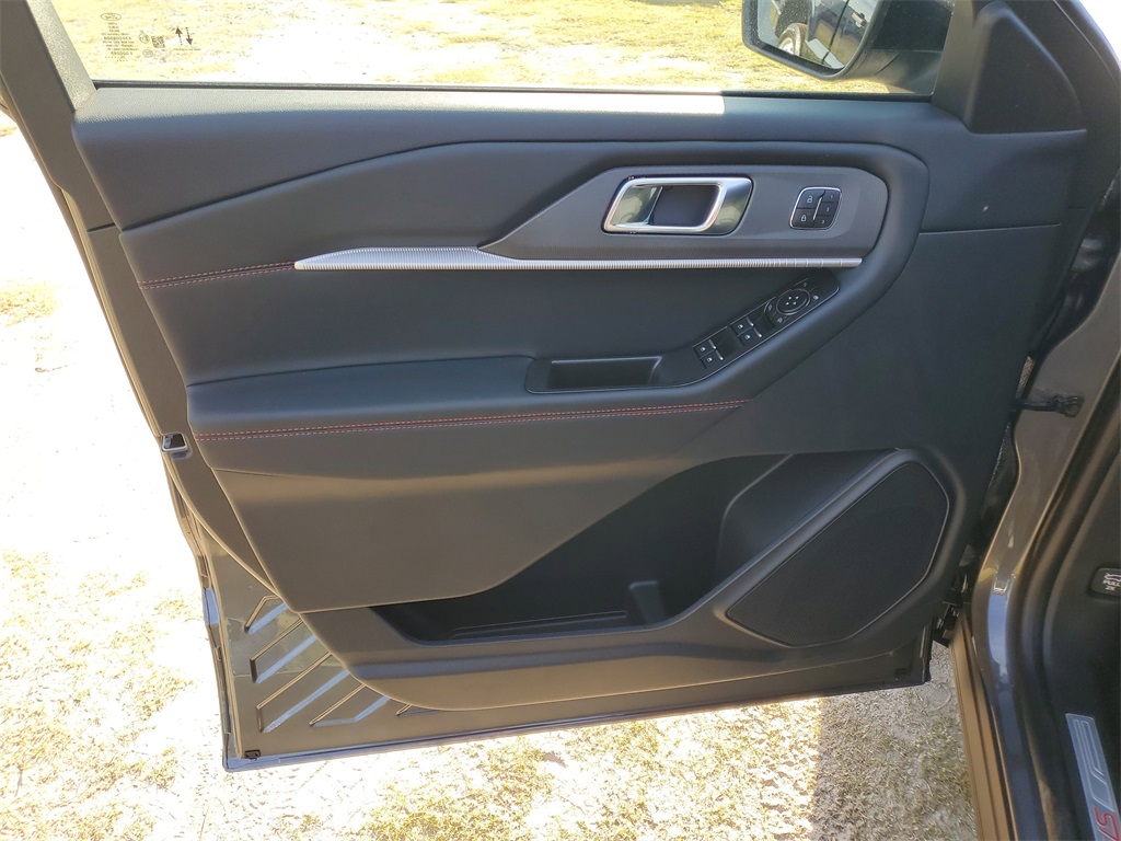 2025 Ford Explorer ST-Line photo 2