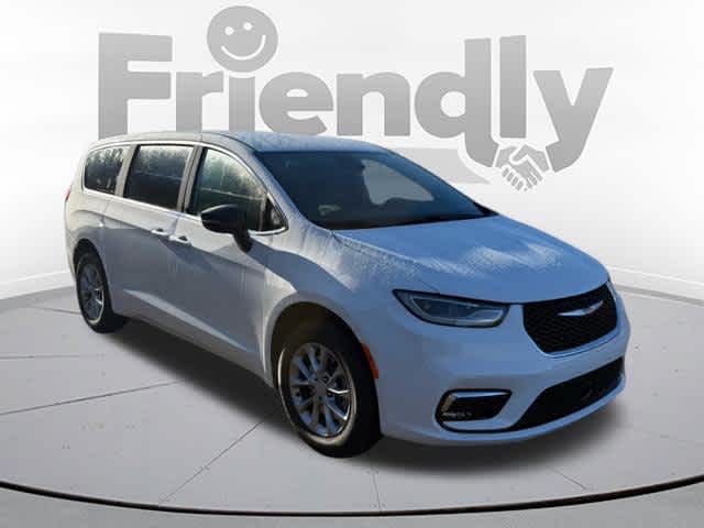 2026 Chrysler Pacifica Select's photo
