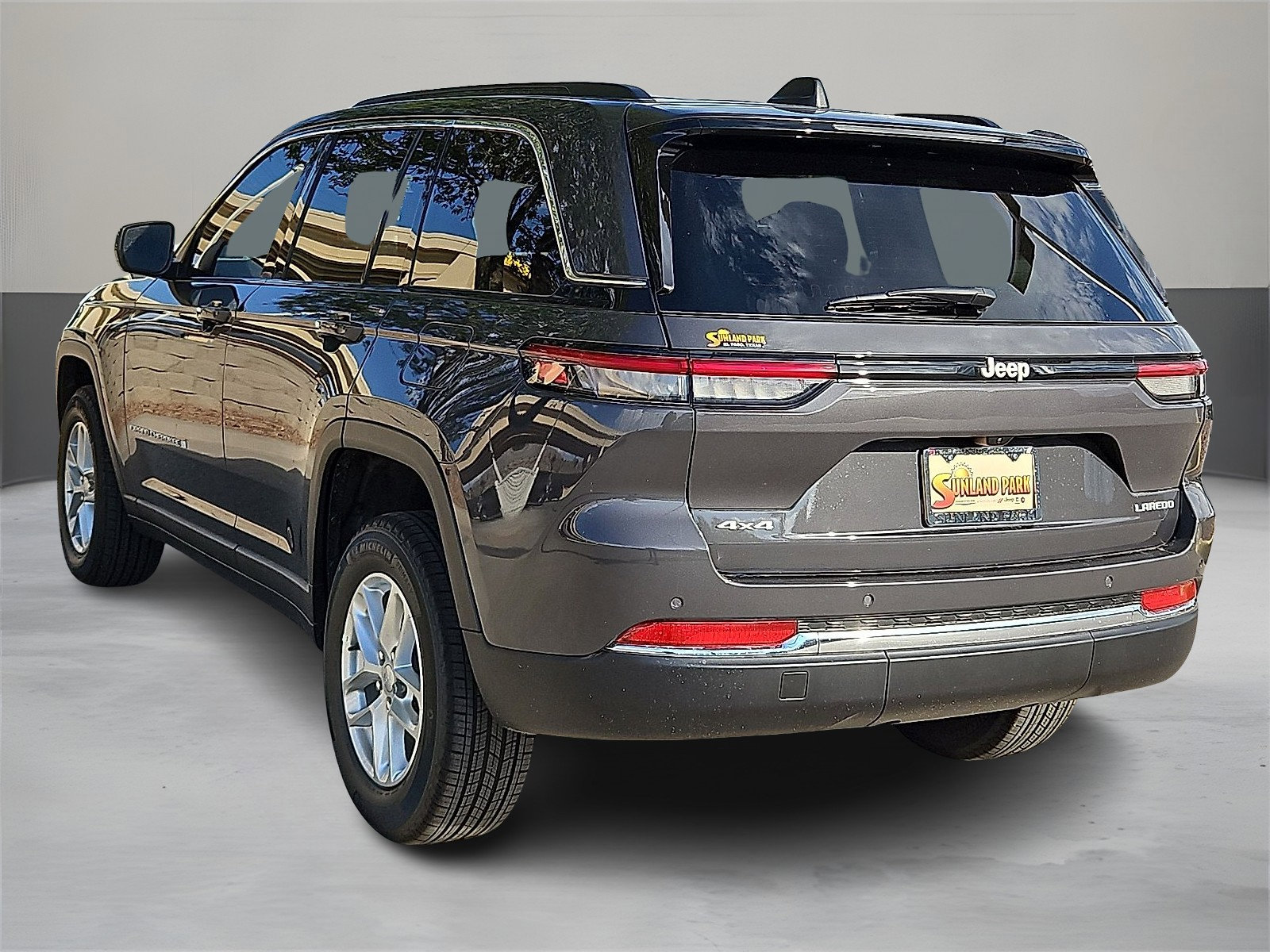2025 Jeep Grand Cherokee Laredo X photo 2