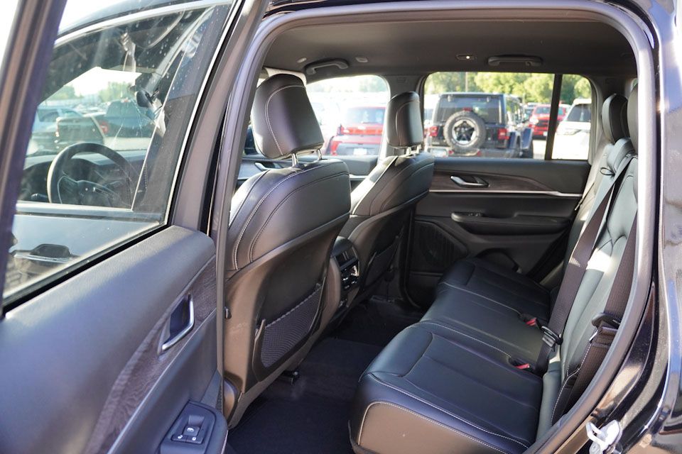 2025 Jeep Grand Cherokee Limited photo 12