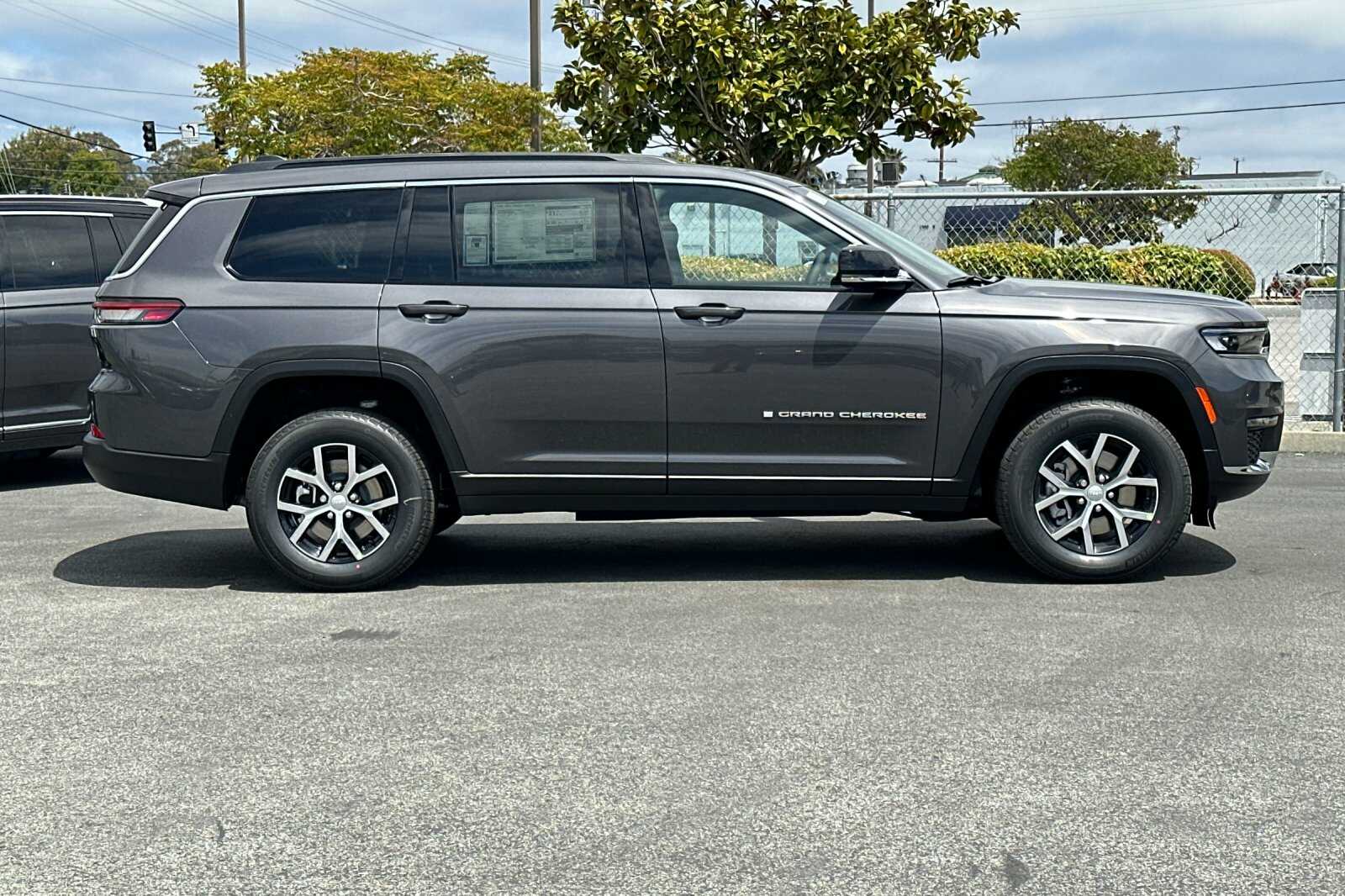 2025 Jeep Grand Cherokee Limited photo 3