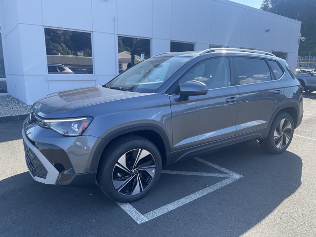 2025 Volkswagen Taos SE photo 2