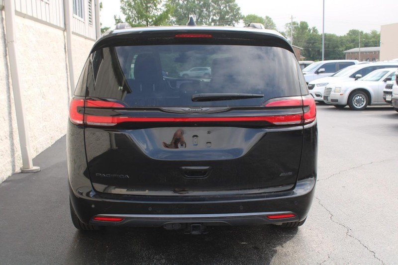 2024 Chrysler Pacifica Touring L photo 4