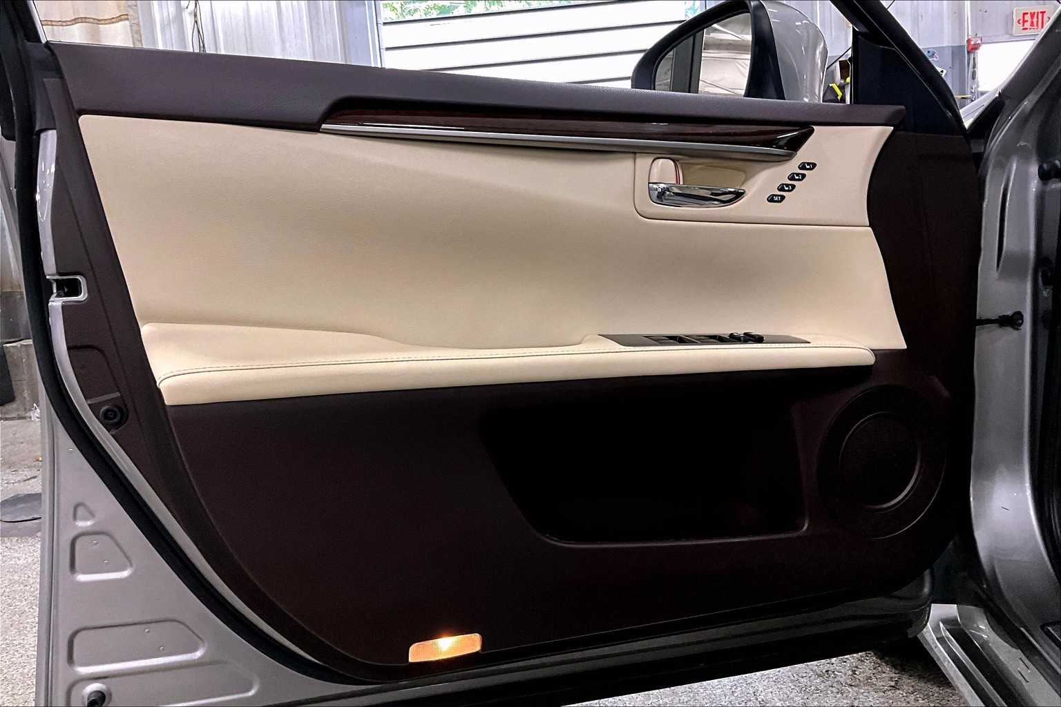 2017 Lexus ES 350 photo 20
