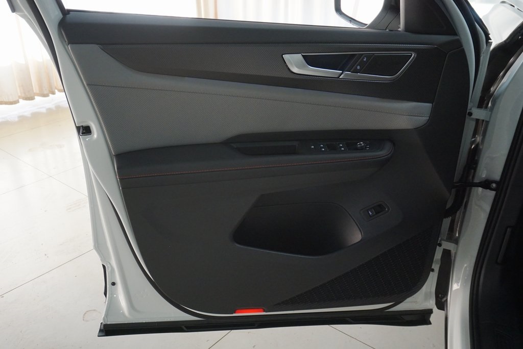 2025 Volkswagen Atlas Peak Edition SE photo 27