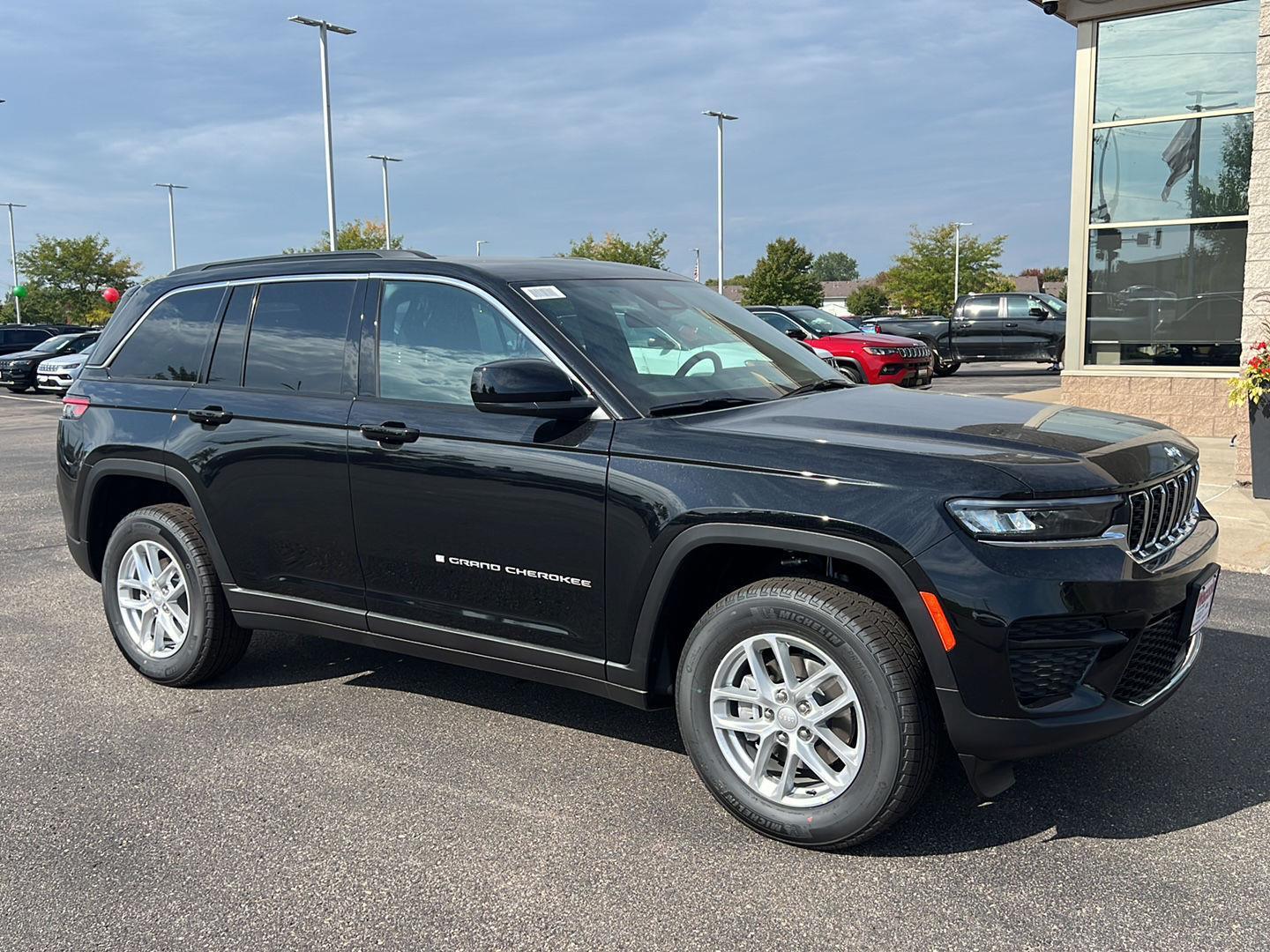 2025 Jeep Grand Cherokee Laredo X photo 2