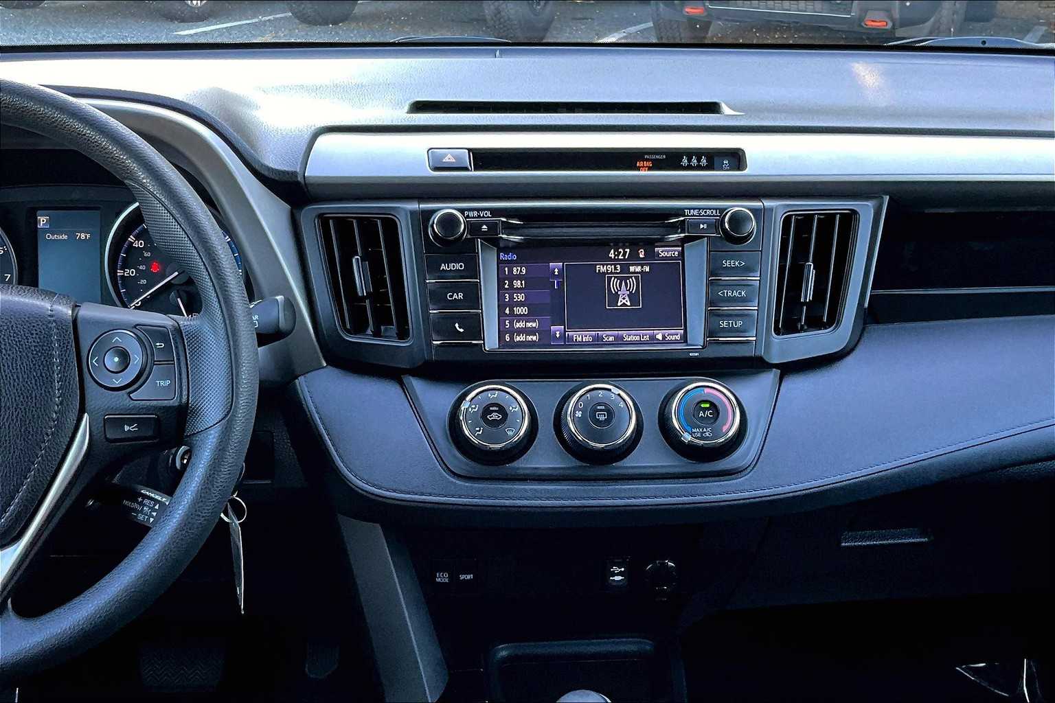 2017 Toyota RAV4 LE photo 6