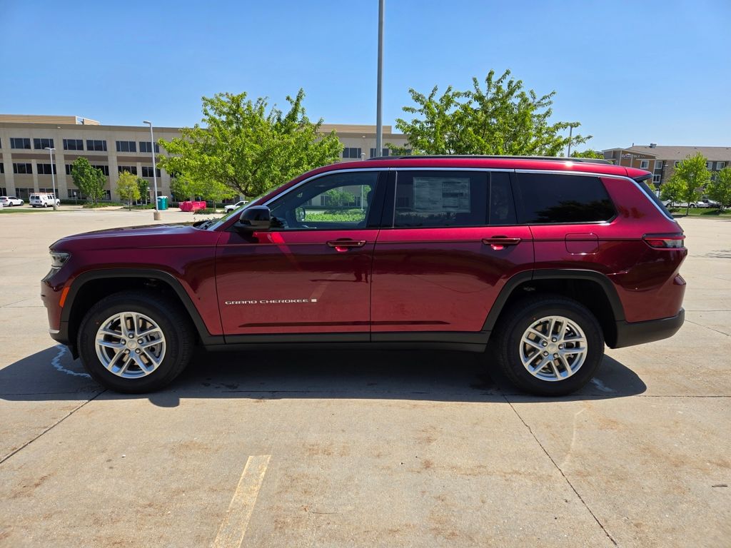 2025 Jeep Grand Cherokee Laredo photo 4
