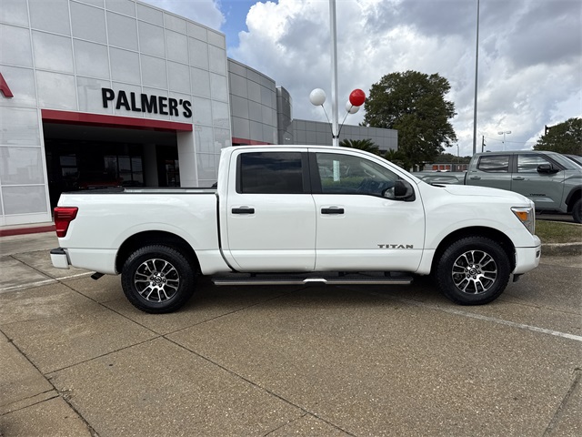 2022 Nissan Titan SV photo 2