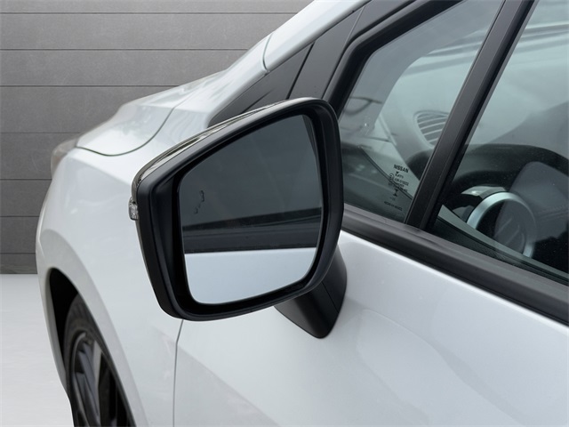 2025 Nissan Versa 1.6 SR photo 24