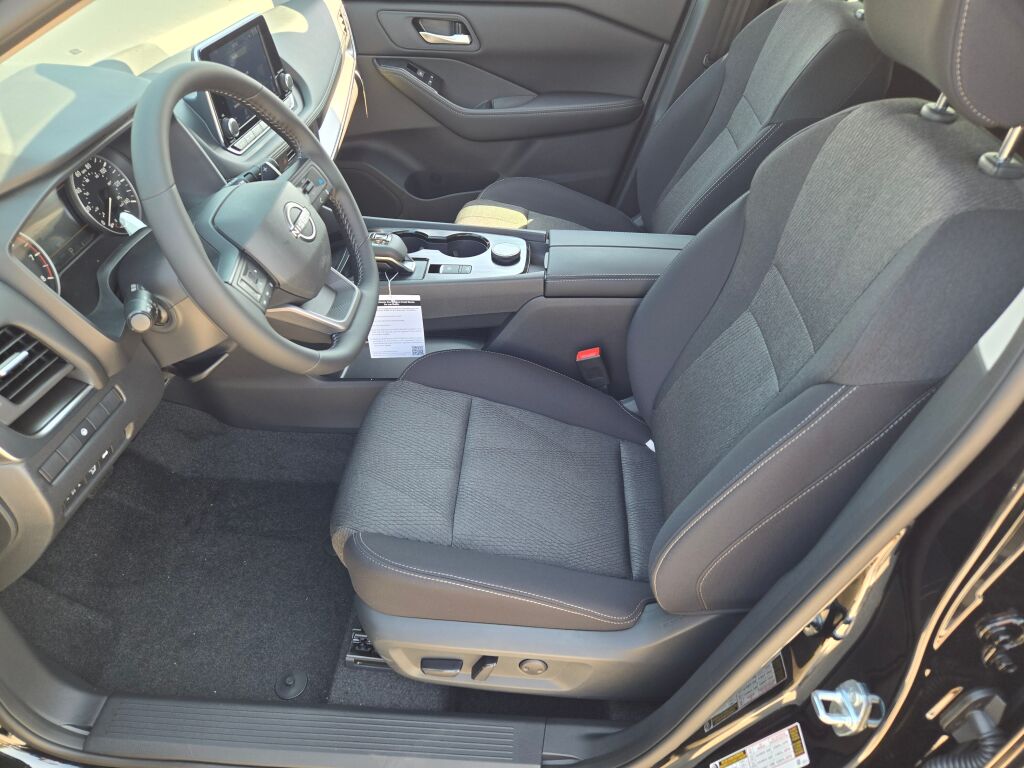 2026 Nissan Rogue SV photo 14