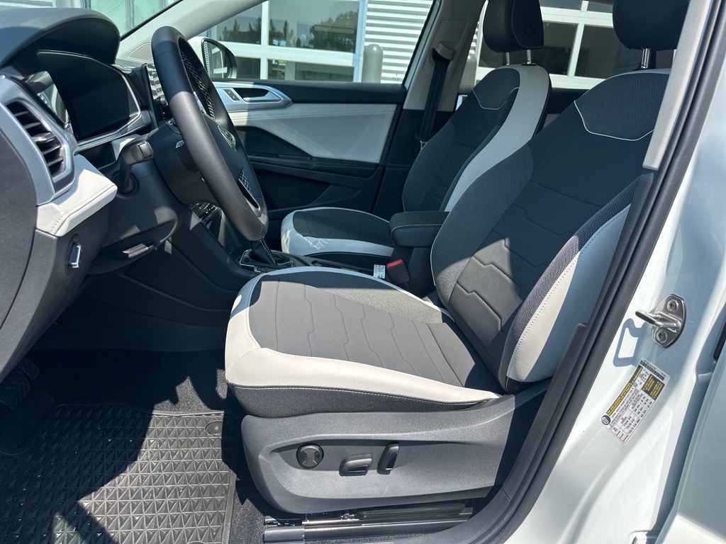 2025 Volkswagen Taos SE photo 8
