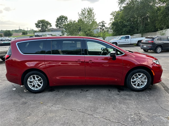 2025 Chrysler Pacifica photo 5