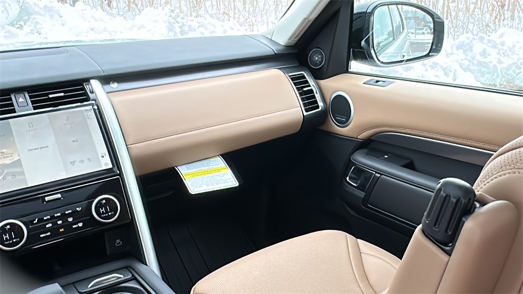 2025 Land Rover Discovery Metropolitan Edition photo 25