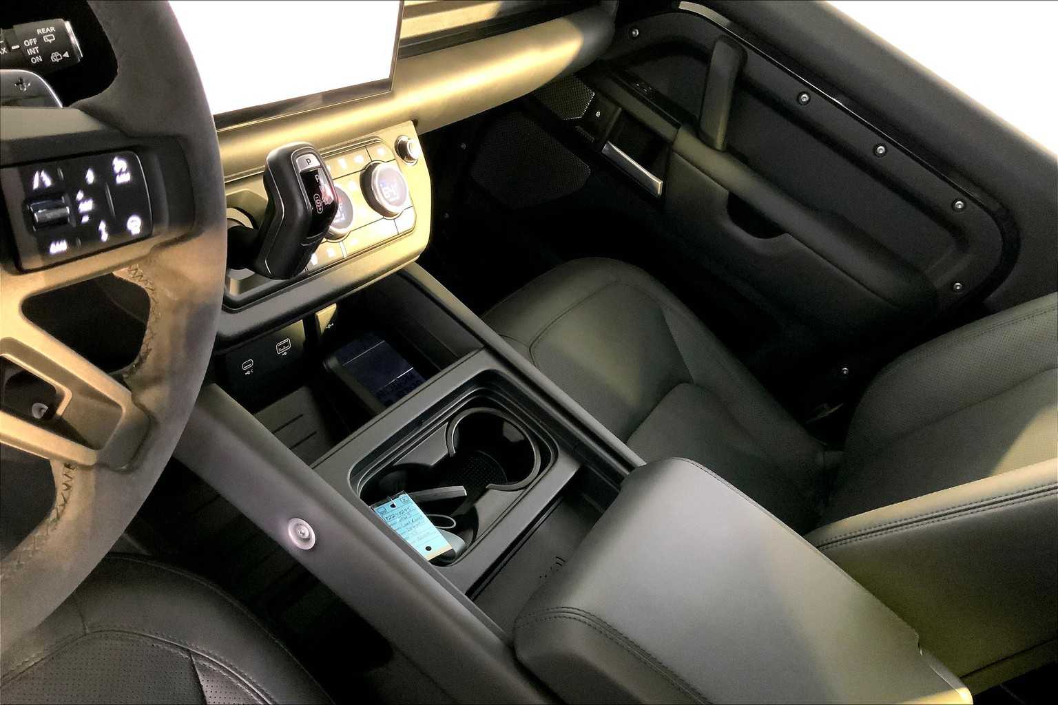 2023 Land Rover Defender V8 photo 17