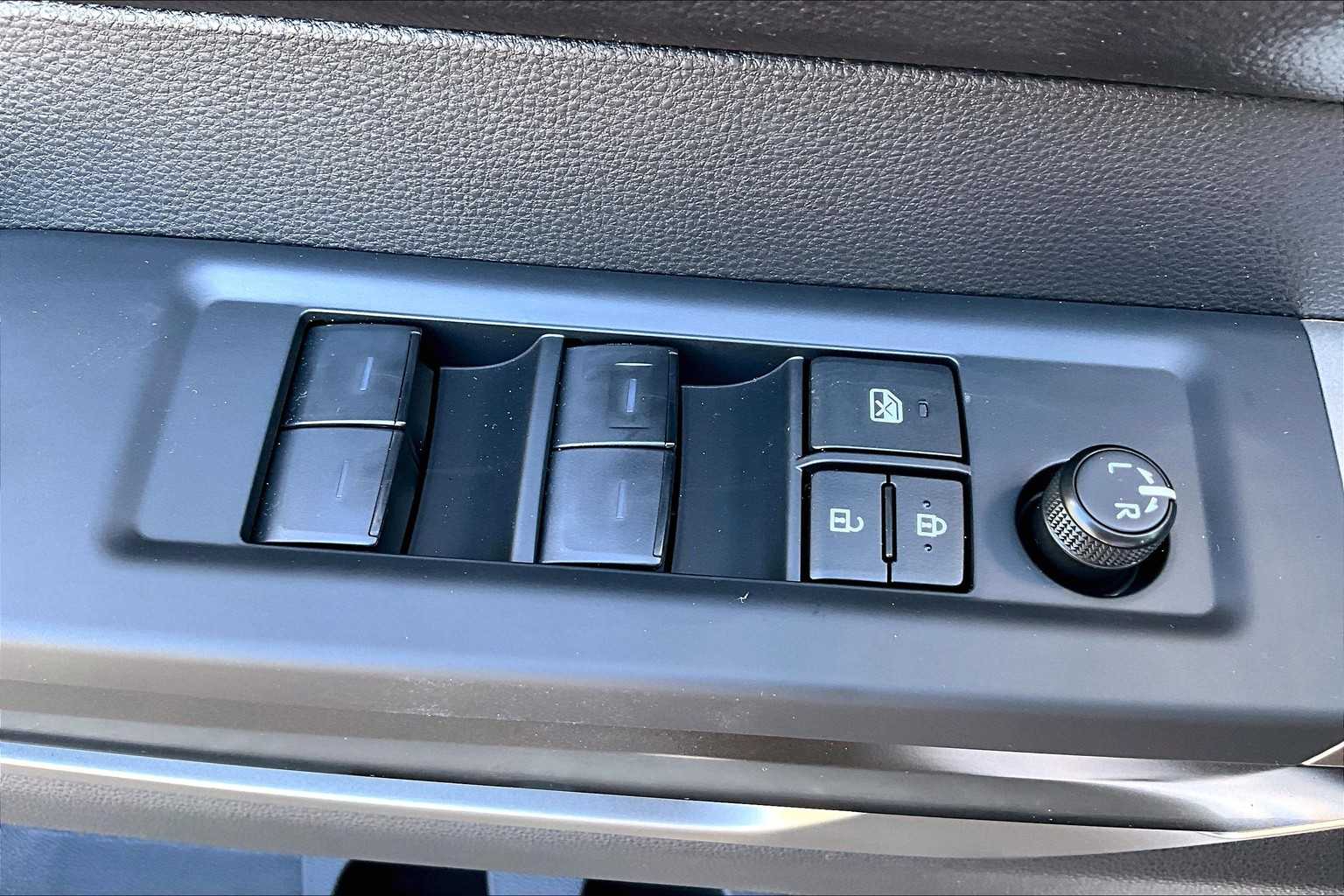 2025 Toyota Tundra SR5 CrewMax photo 18