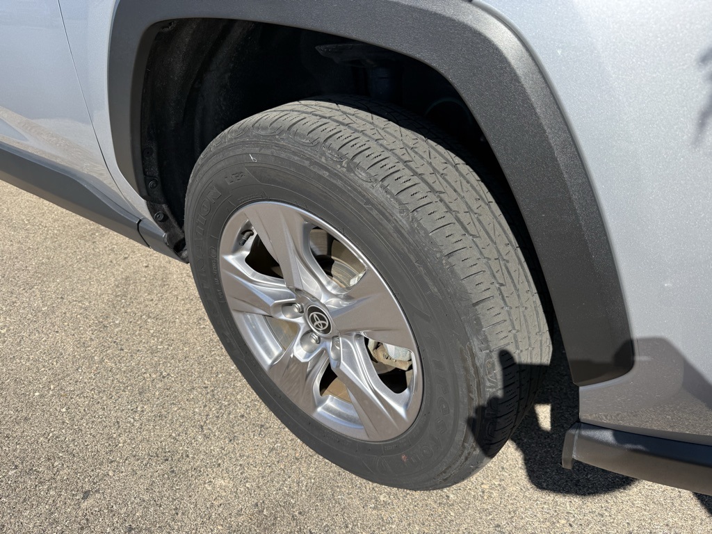 2024 Toyota RAV4 Hybrid XLE photo 3