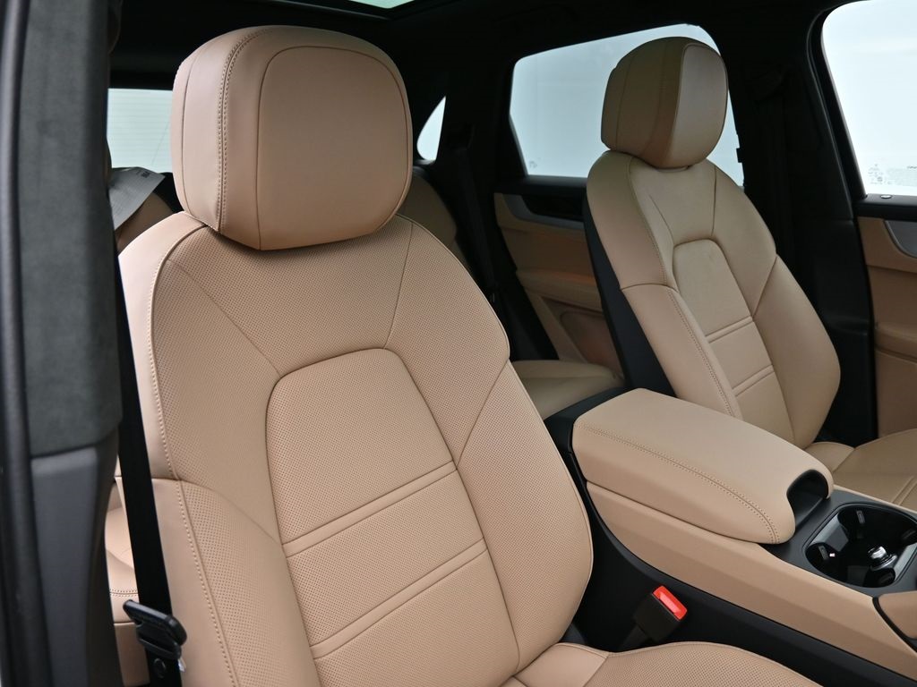 2026 Porsche Cayenne GTS photo 15