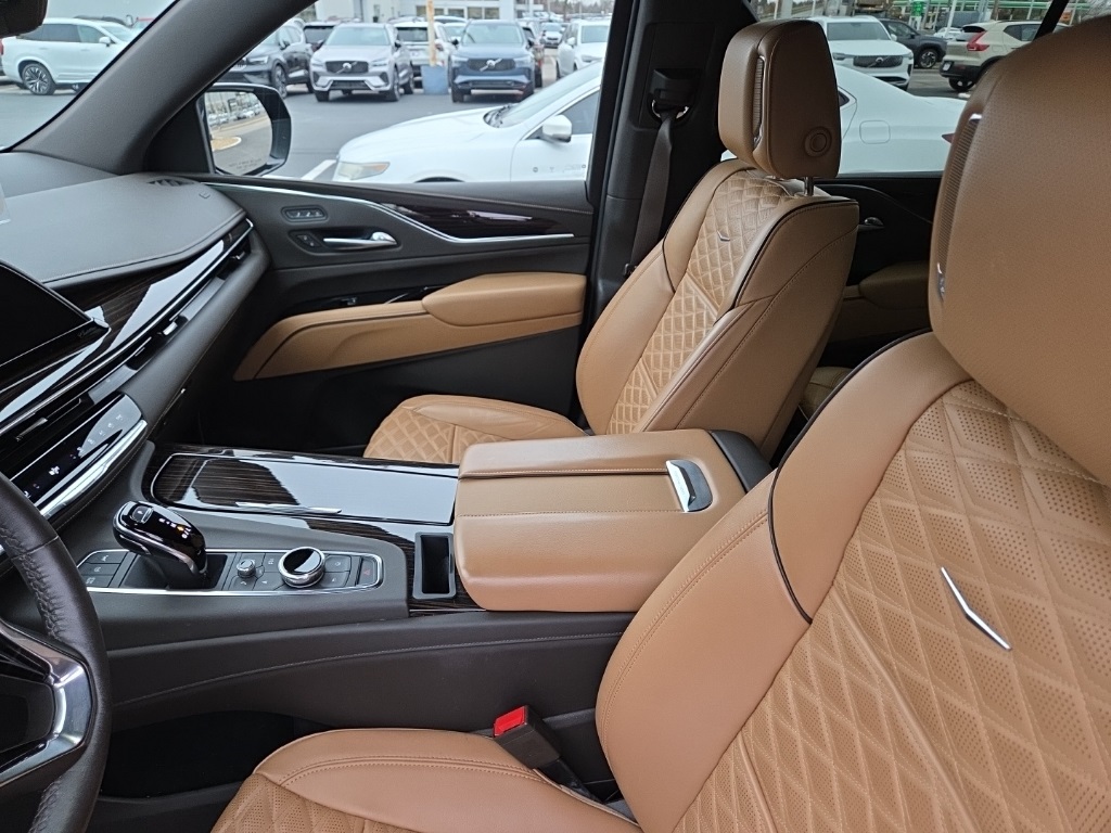 2022 Cadillac Escalade Premium Luxury photo 3