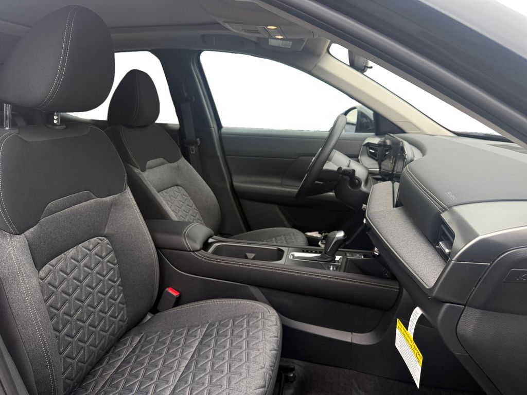 2025 Nissan Kicks SV photo 14