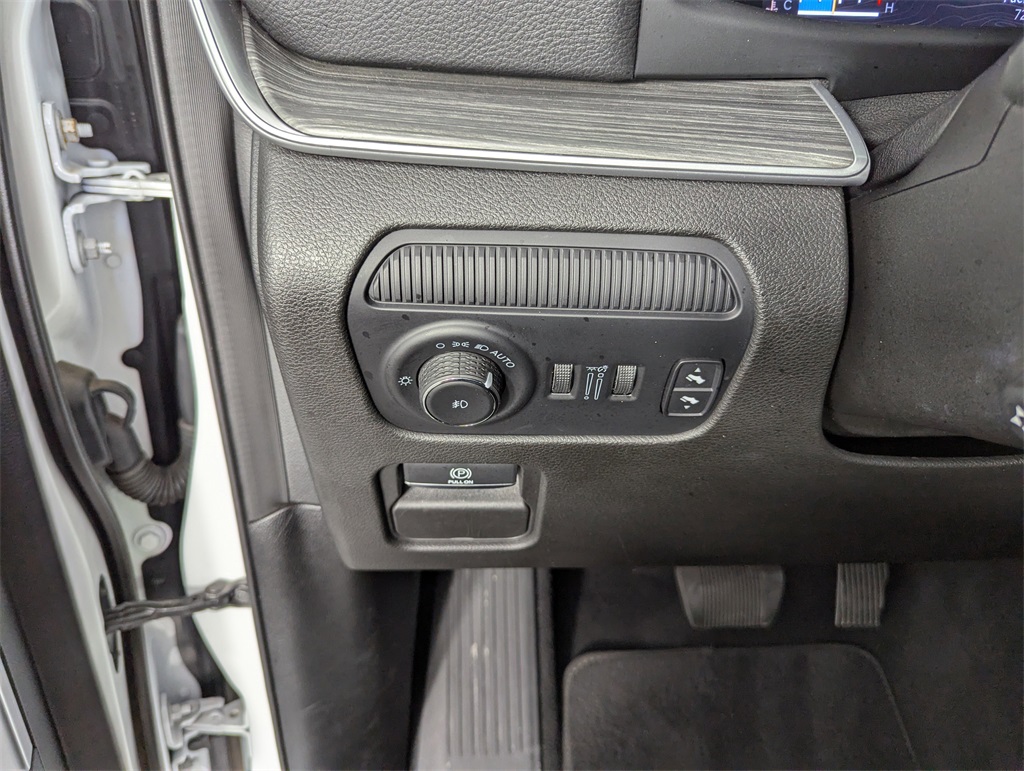 2023 Jeep Wagoneer L Series III photo 18