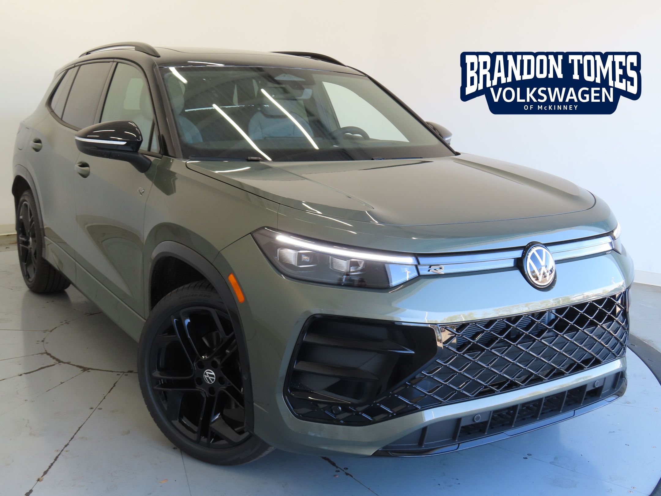 2026 Volkswagen Tiguan SE R-LINE BLACK's photo