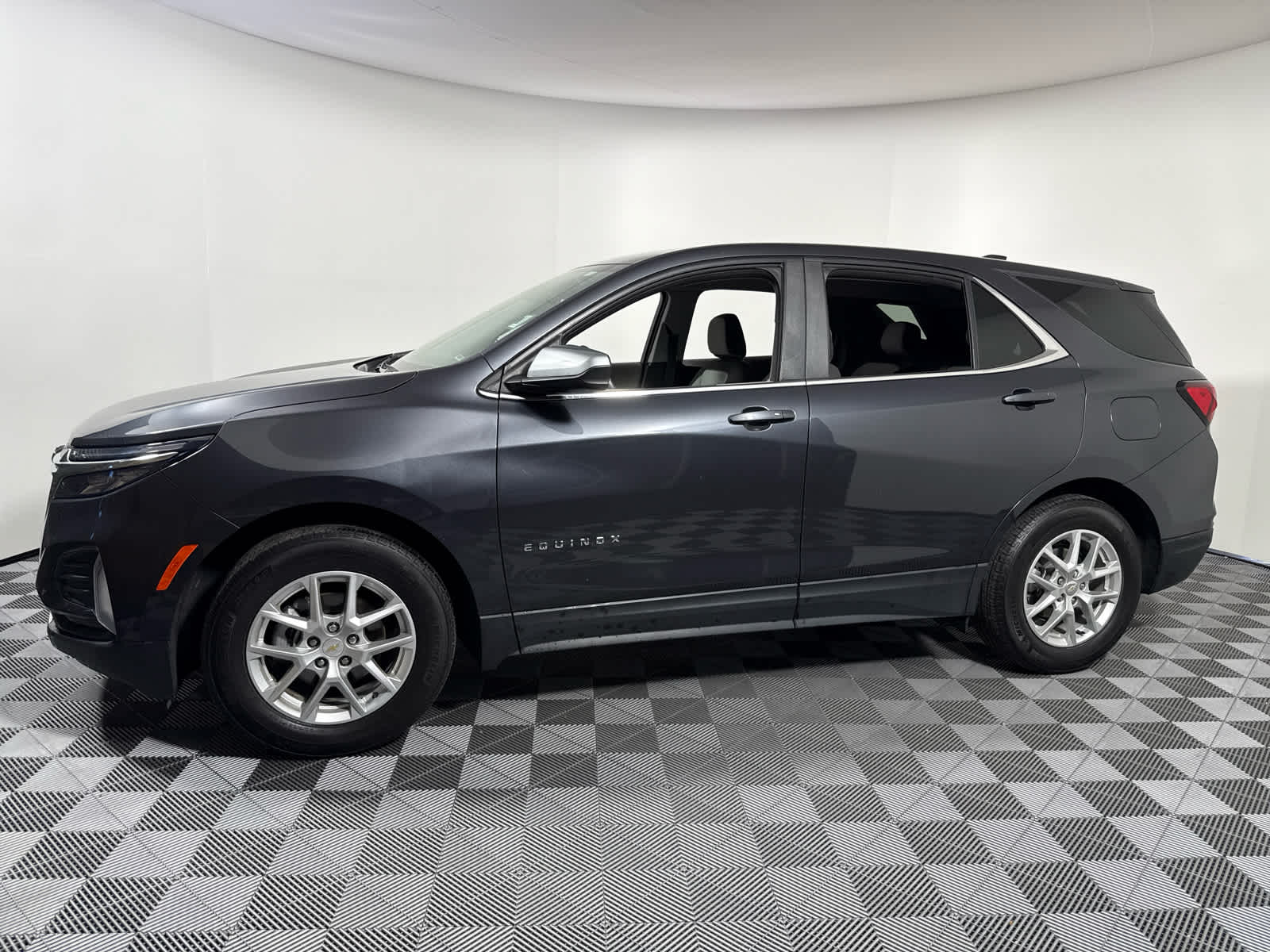 2023 Chevrolet Equinox LT photo 3